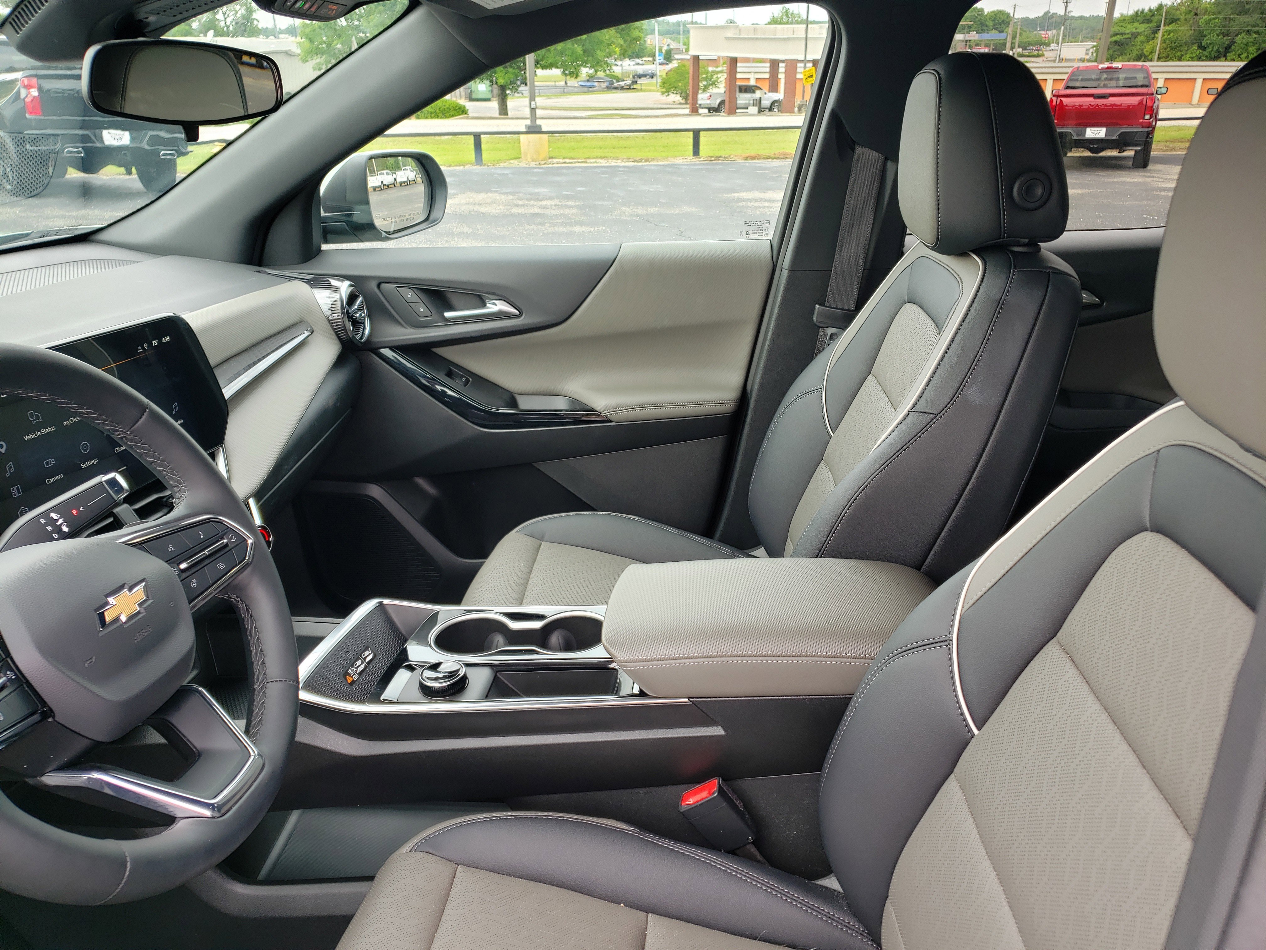 Used 2026 Chevrolet Equinox LT w/ Convenience Package II FWD image 29
