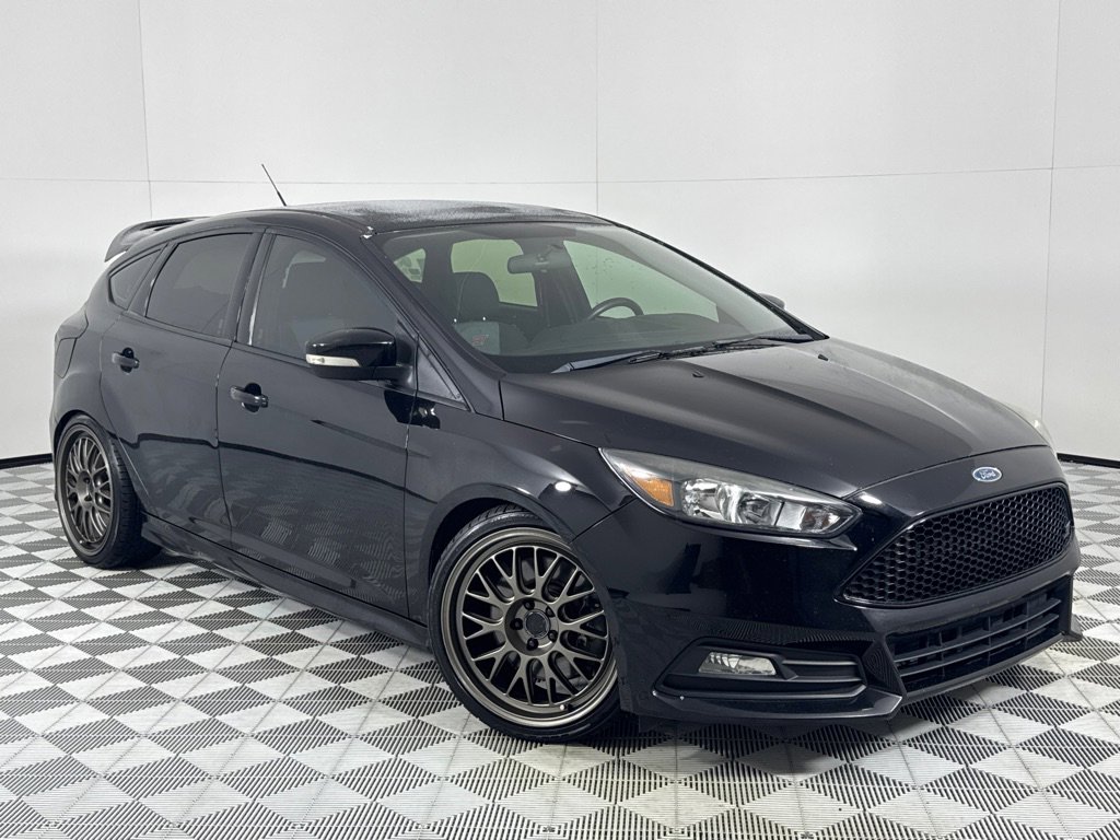 Used 2017 Ford Focus ST image 2