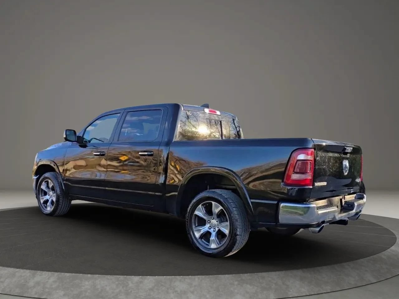 Used 2019 RAM 1500 Laramie AWD/4WD image 2