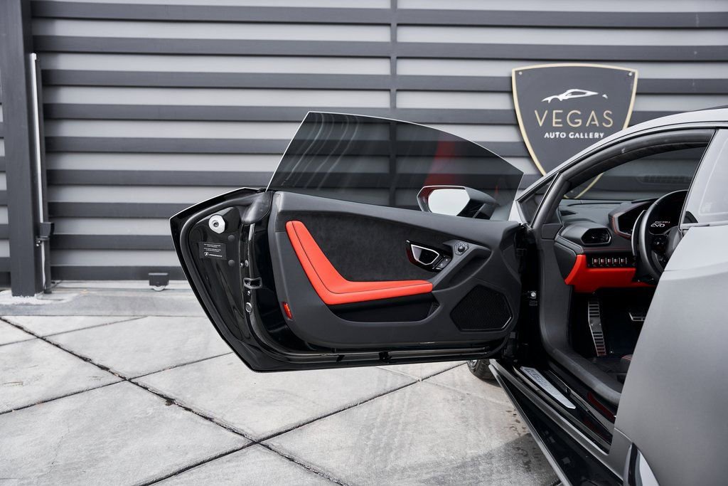 Used 2023 Lamborghini Huracan EVO image 34