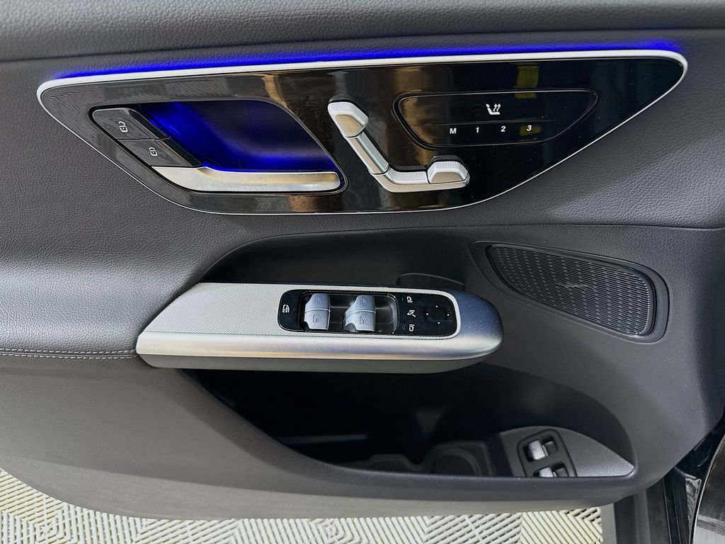 Used 2025 Mercedes-Benz GLC 350e 4MATIC image 18