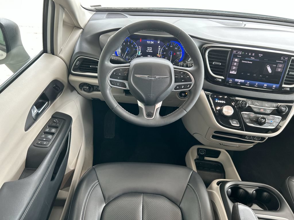 Used 2023 Chrysler Pacifica Touring-L FWD image 33