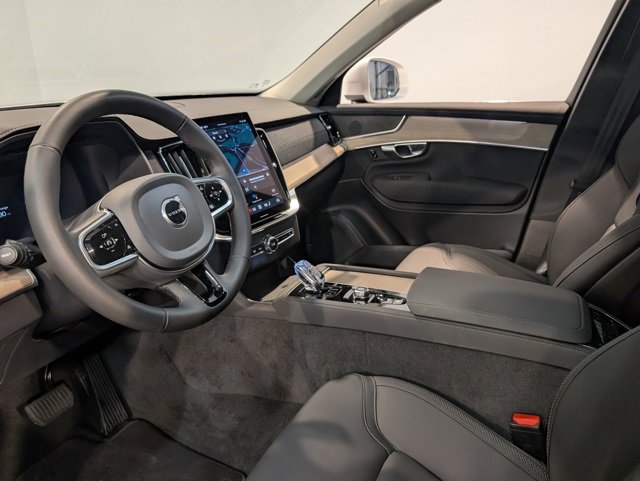 Used 2025 Volvo XC90 B6 Plus image 14