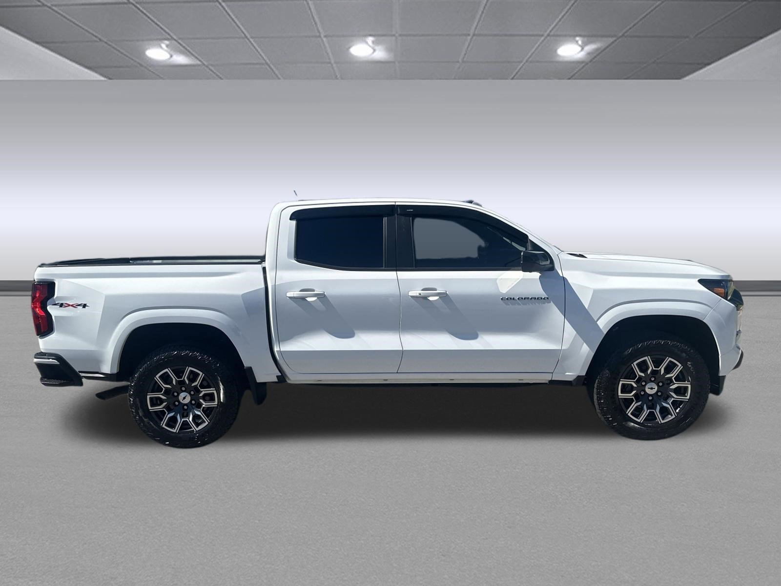 Used 2024 Chevrolet Colorado LT w/ LT Convenience Package II AWD/4WD image 2
