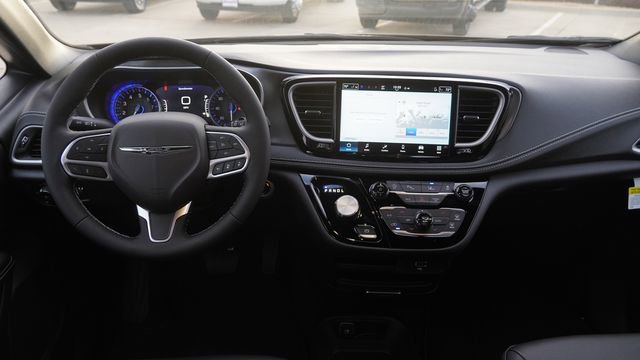 New 2026 Chrysler Pacifica Select image 16
