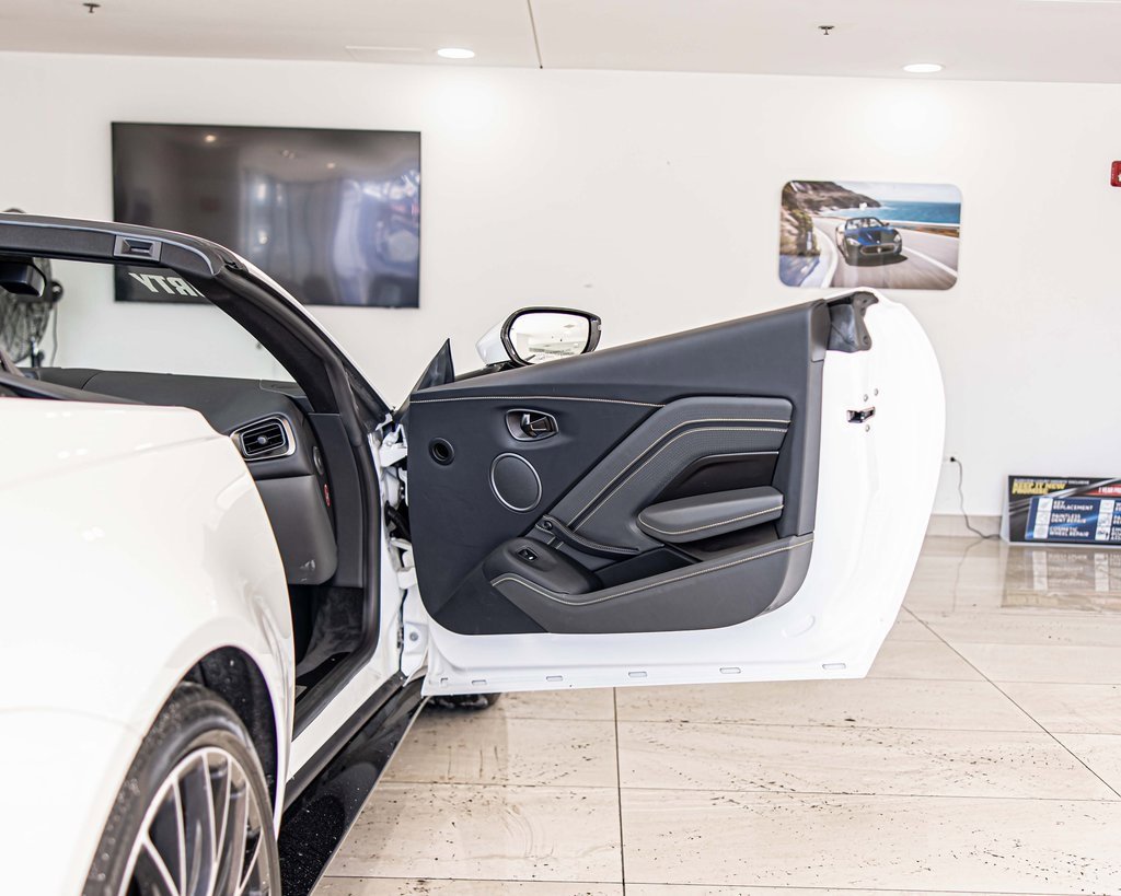 Used 2023 Aston Martin V8 Vantage Roadster image 30