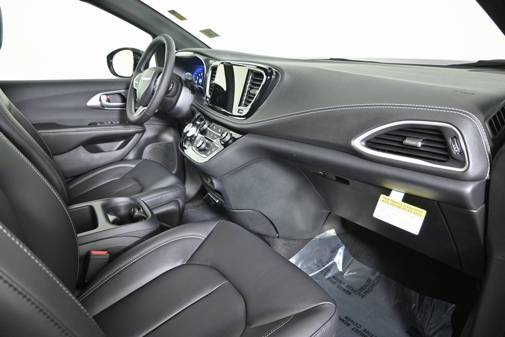 New 2026 Chrysler Pacifica Select image 14