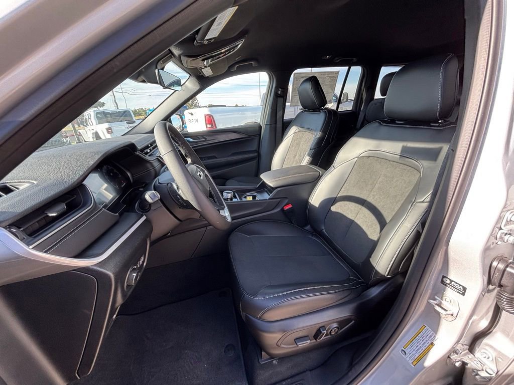 New 2025 Jeep Grand Cherokee Altitude image 13