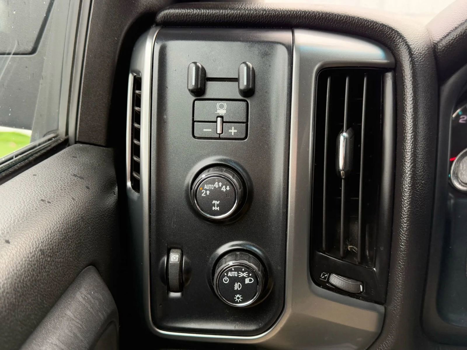 Used 2017 Chevrolet Silverado 1500 LT w/ All Star Edition AWD/4WD image 25