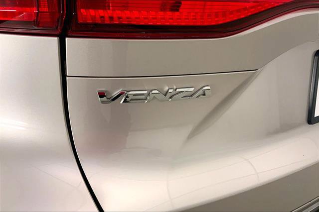 Used 2024 Toyota Venza XLE image 7