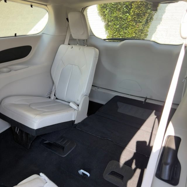 Used 2021 Chrysler Pacifica Touring-L w/ Uconnect Theater Family Group FWD image 12