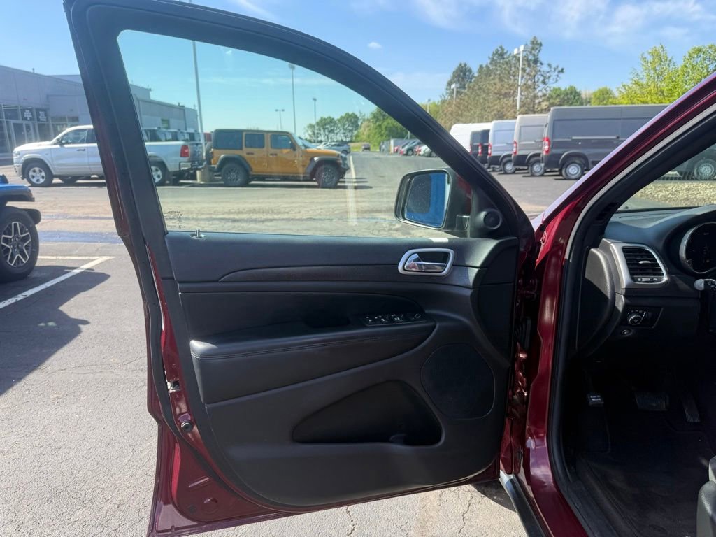 Used 2018 Jeep Grand Cherokee Laredo AWD/4WD image 10