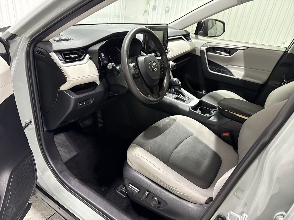 Used 2020 Toyota RAV4 XLE image 10