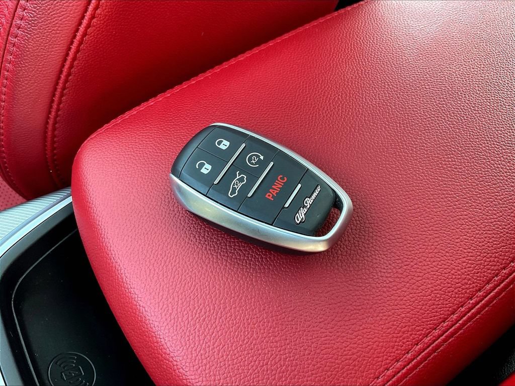 Used 2024 Alfa Romeo Giulia Veloce AWD/4WD image 35