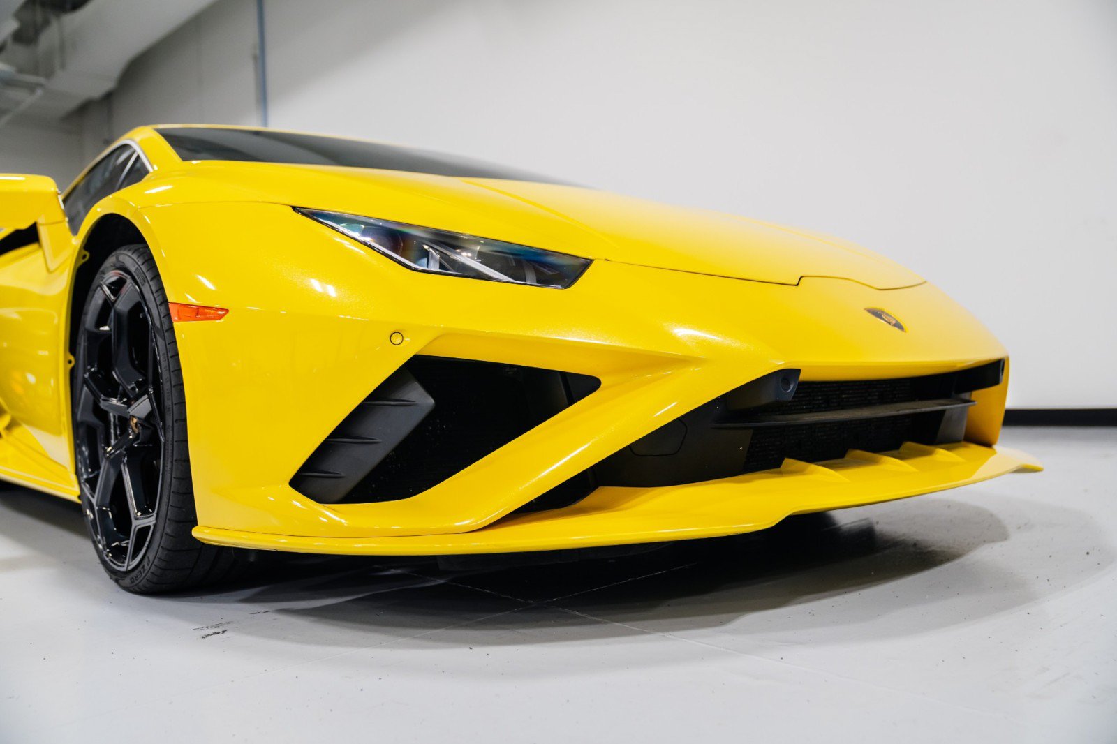 Used 2021 Lamborghini Huracan EVO RWD image 22