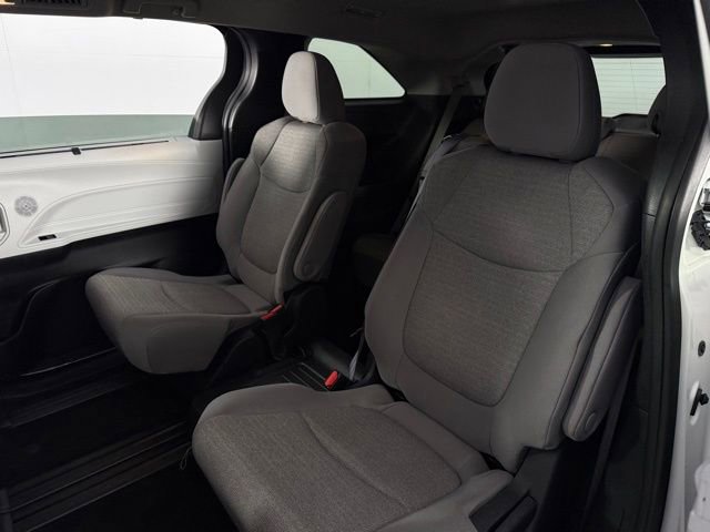 Used 2025 Toyota Sienna LE FWD image 16