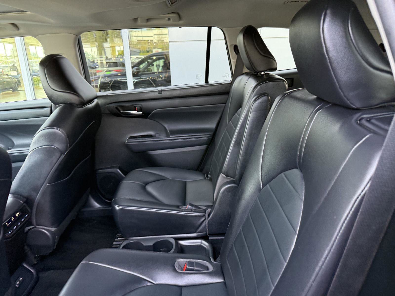 Used 2022 Toyota Highlander XLE AWD/4WD image 16