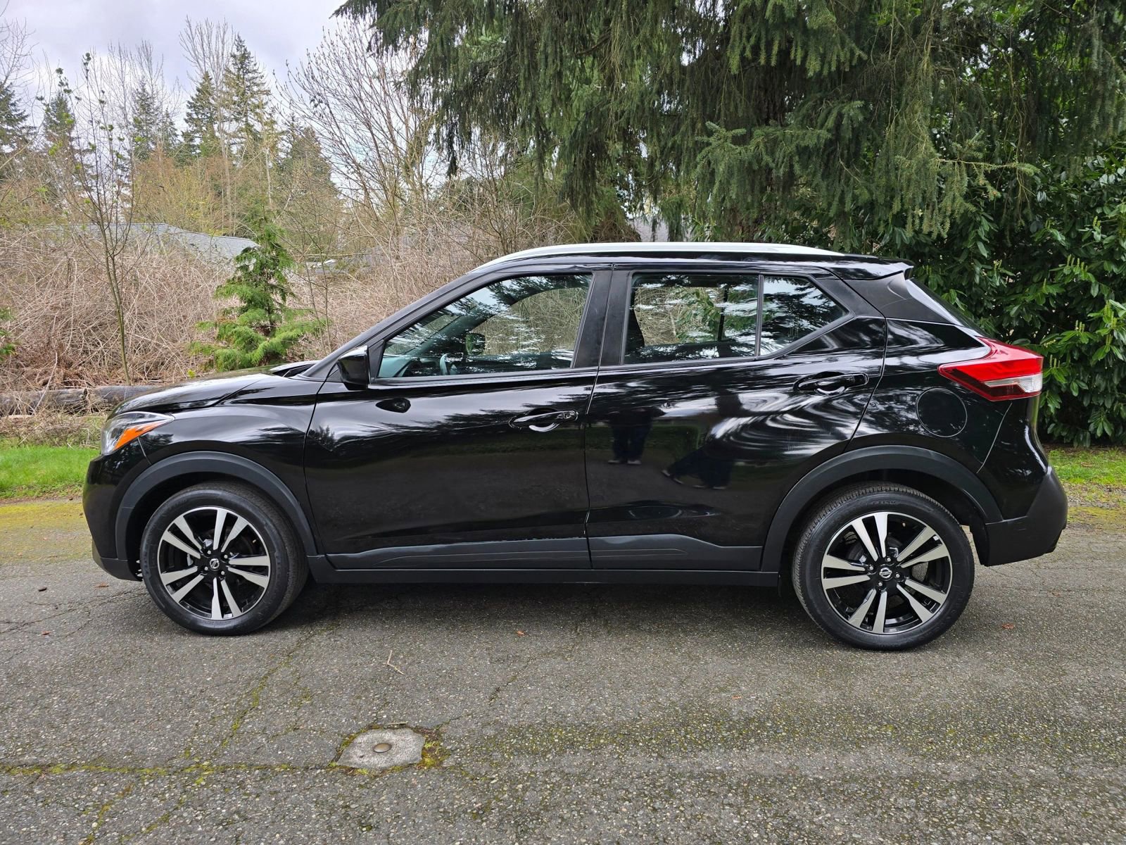 Used 2019 Nissan Kicks SV image 2