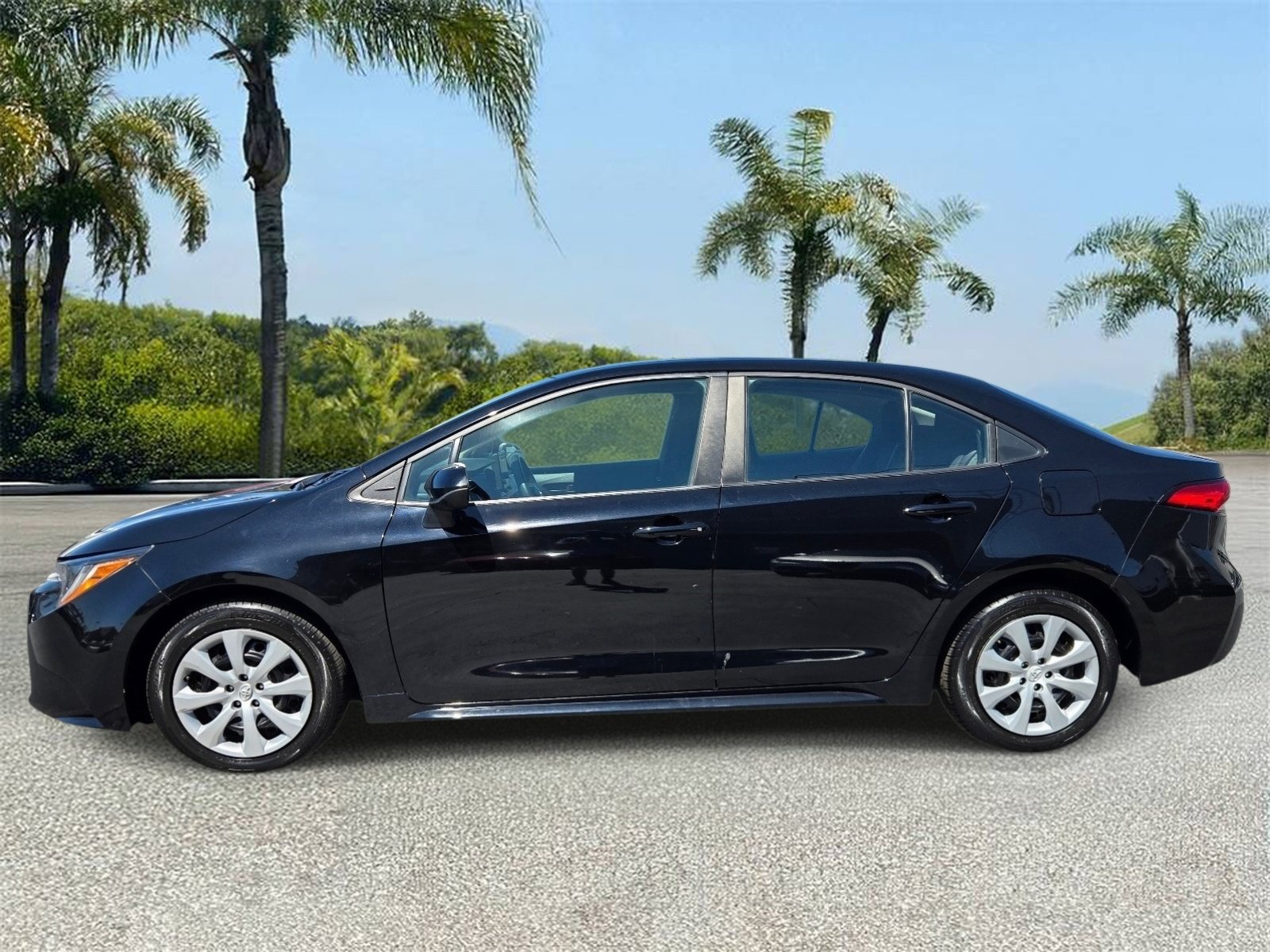 Used 2024 Toyota Corolla LE FWD image 2