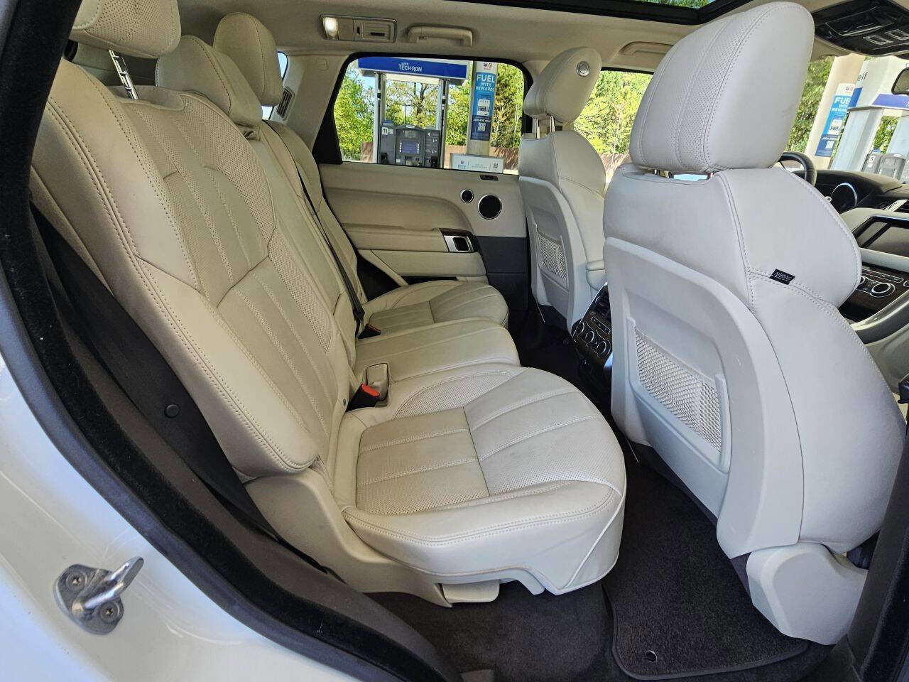 Used 2014 Land Rover Range Rover Sport HSE image 9