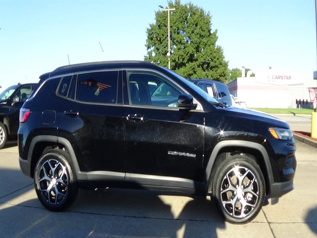 Used 2024 Jeep Compass Limited w/ Sun and Sound Group image 5
