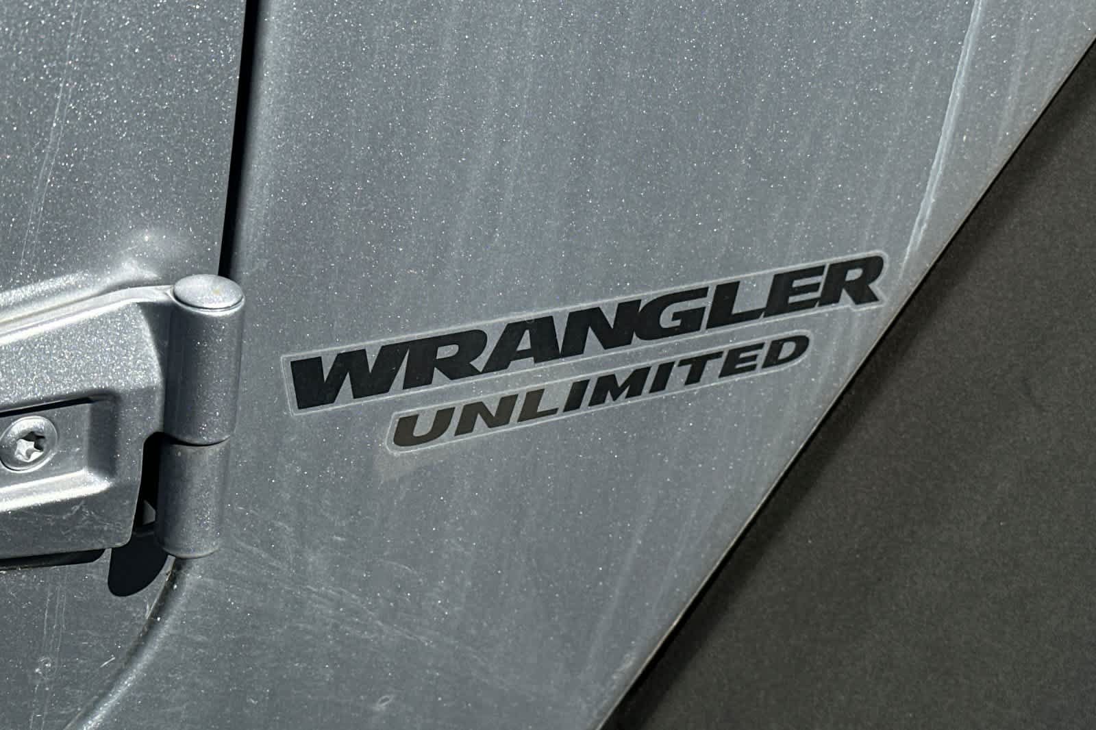 Used 2015 Jeep Wrangler Unlimited Rubicon w/ Connectivity Group AWD/4WD image 7