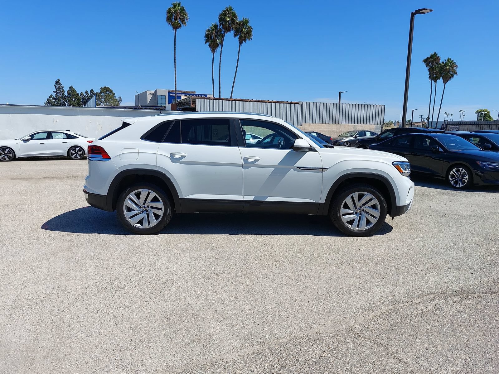 Used 2023 Volkswagen Atlas Cross Sport SE FWD image 4