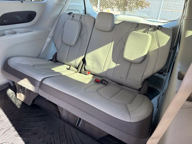 Used 2018 Chrysler Pacifica Touring-L Plus w/ Tire & Wheel Group FWD image 21