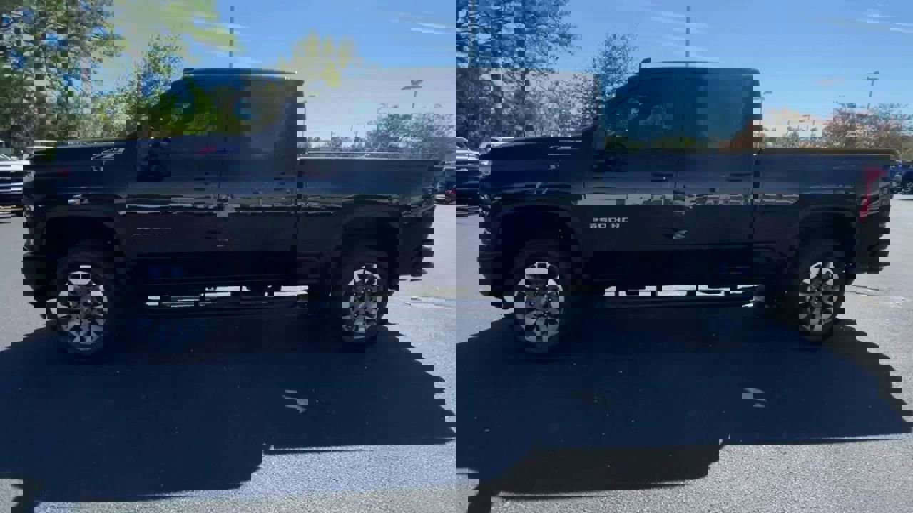 Used 2025 Chevrolet Silverado 2500 Custom w/ Custom Value Package image 5