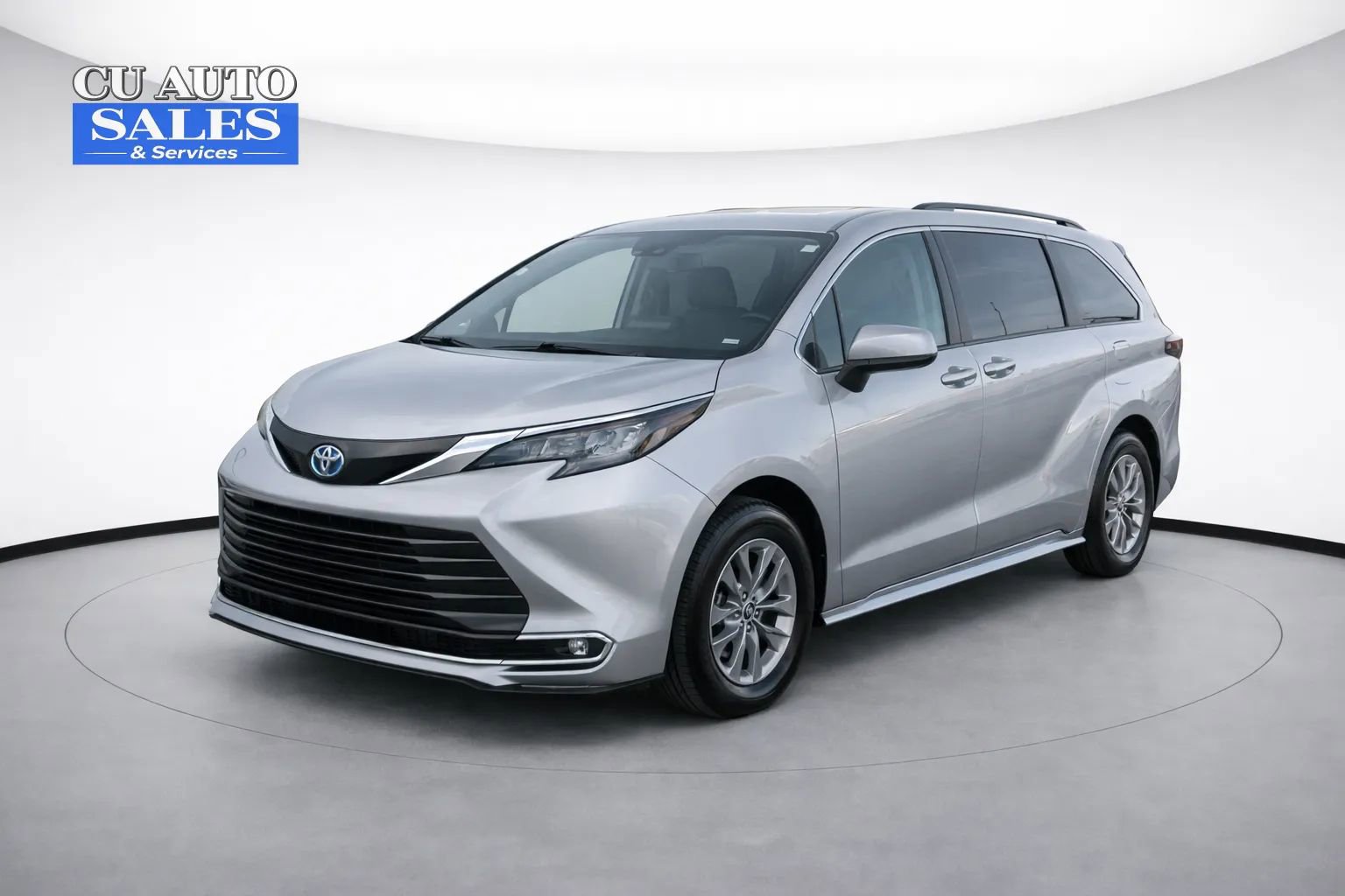 Used 2024 Toyota Sienna XLE image 3