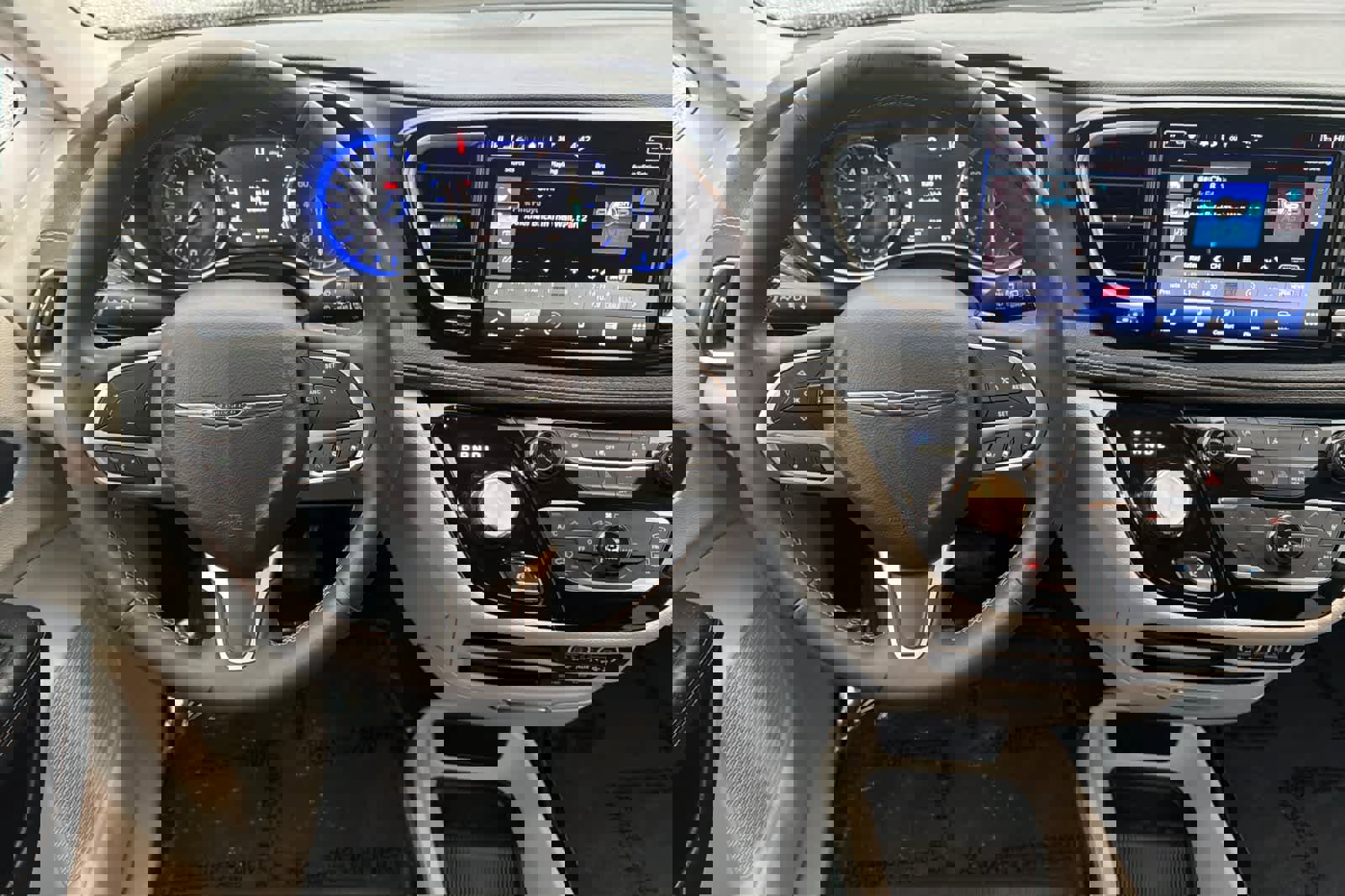 Used 2022 Chrysler Pacifica Touring-L image 12