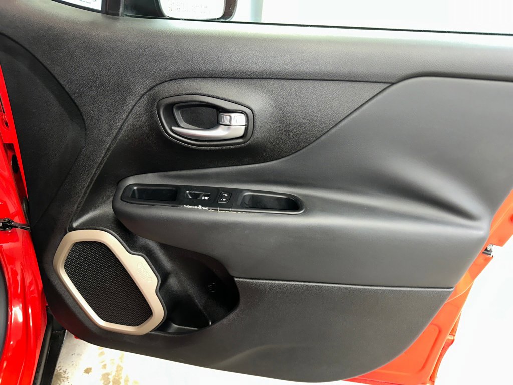 Used 2015 Jeep Renegade Limited image 26