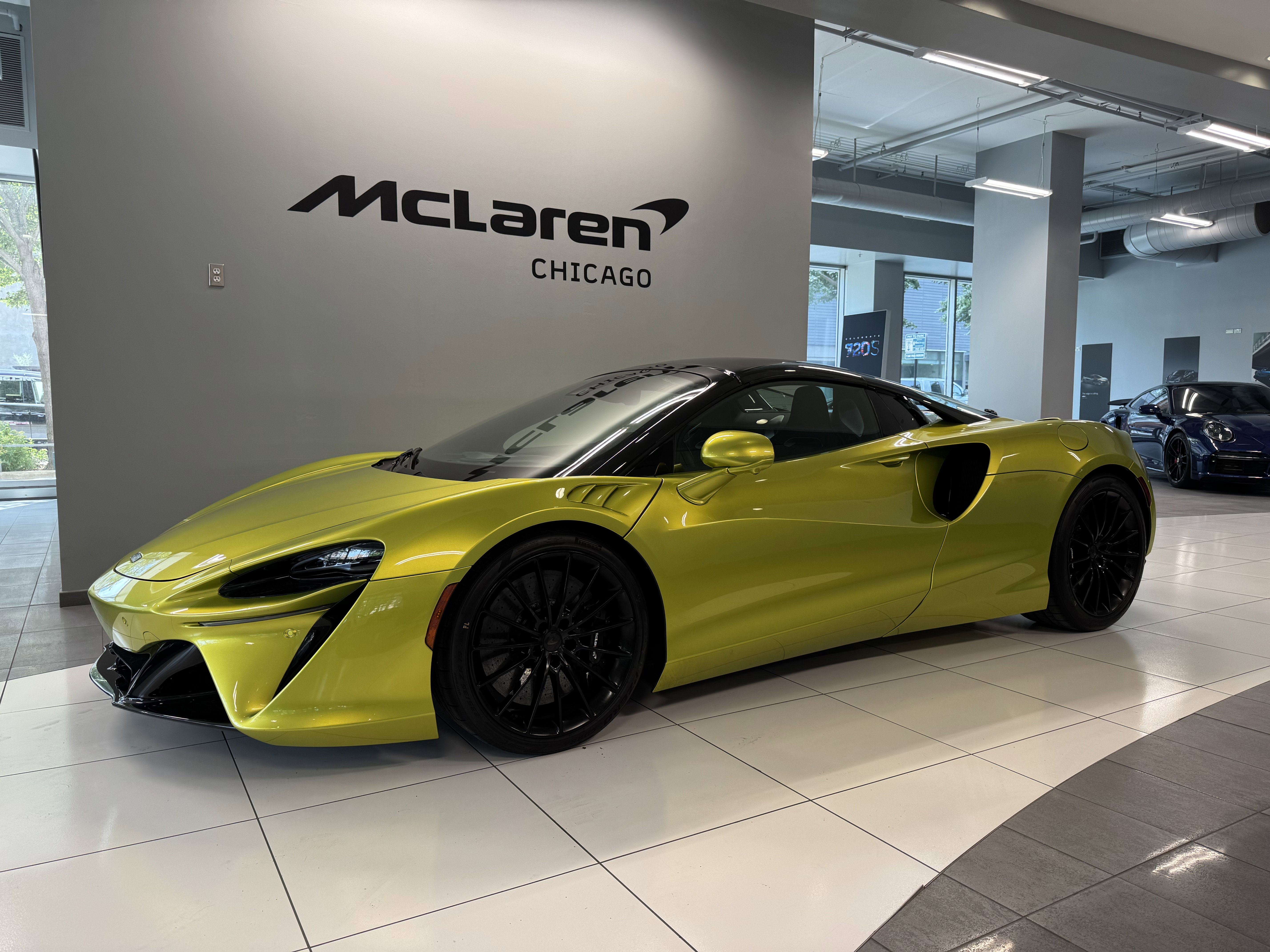 Used 2025 McLaren Artura Spider image 1