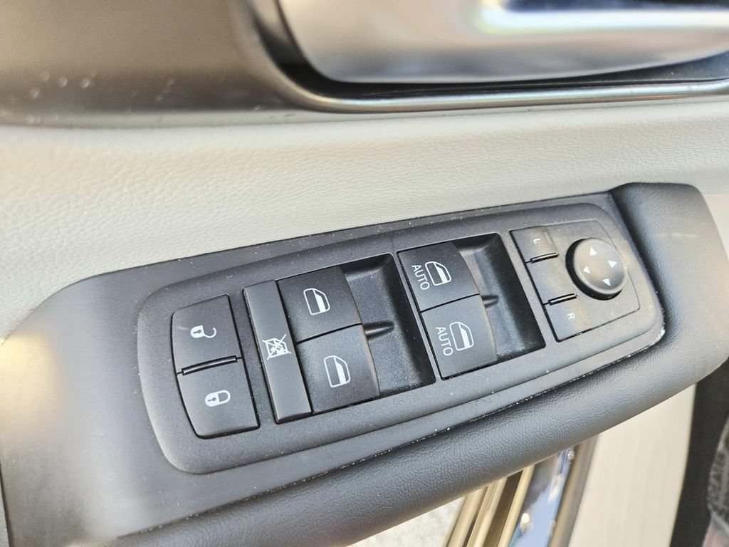 Certified 2024 Chrysler Pacifica Touring-L AWD/4WD image 37