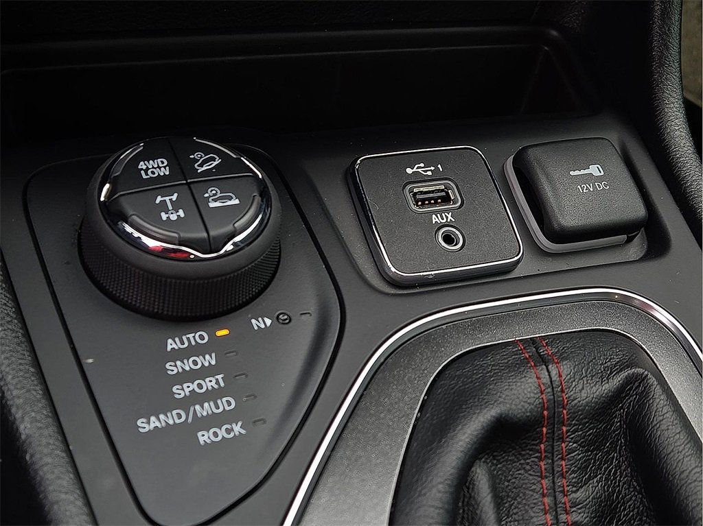 Used 2021 Jeep Cherokee Trailhawk image 15