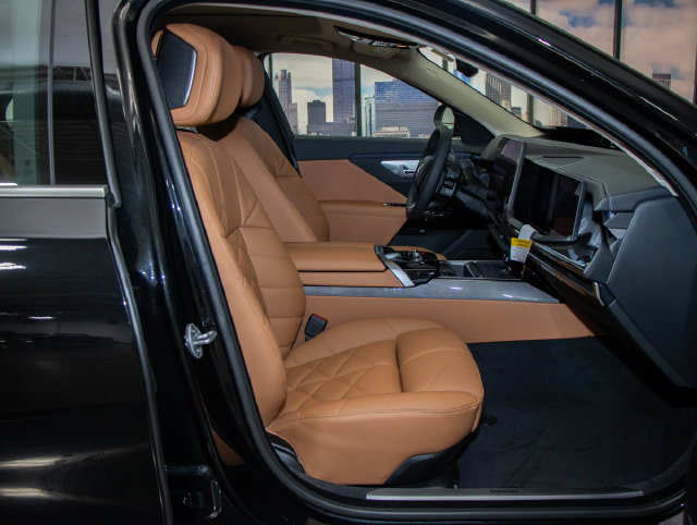 Used 2027 BMW 740i xDrive AWD/4WD image 19