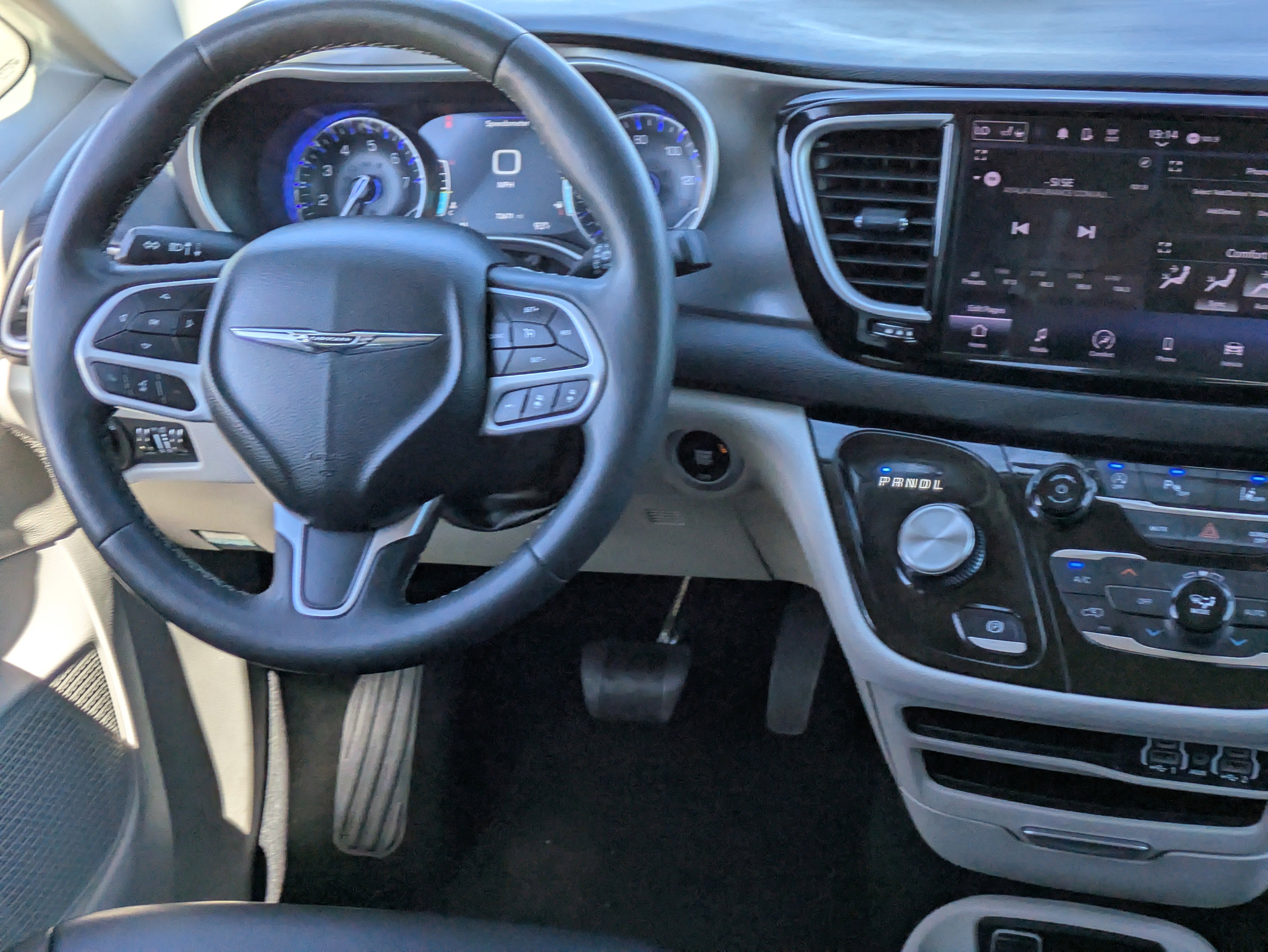 Used 2023 Chrysler Pacifica Touring-L FWD image 17