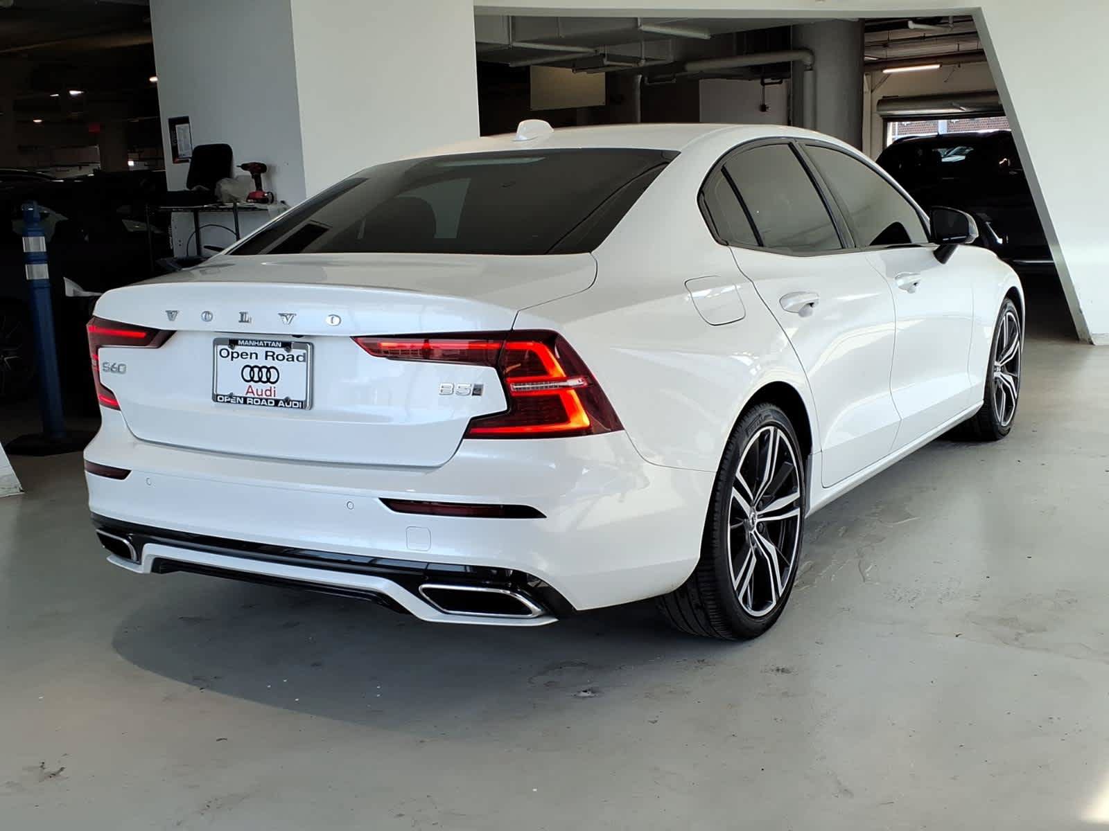 Used 2022 Volvo S60 B5 R-Design w/ Climate Package AWD/4WD image 4