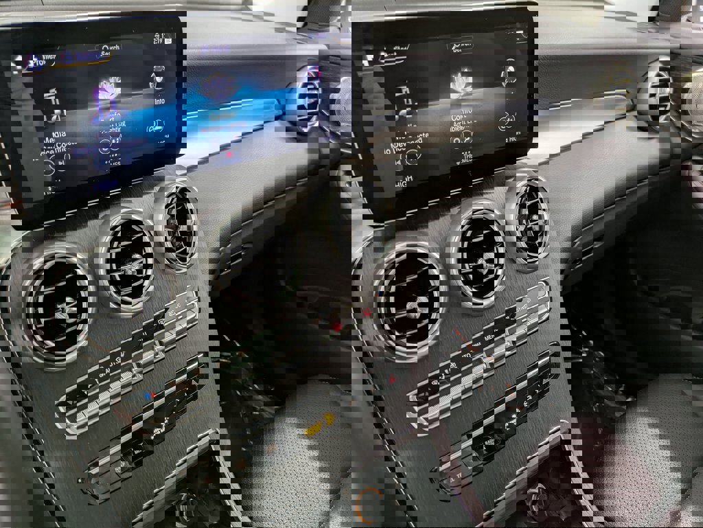 Used 2021 Mercedes-Benz GLC 300 4MATIC image 11