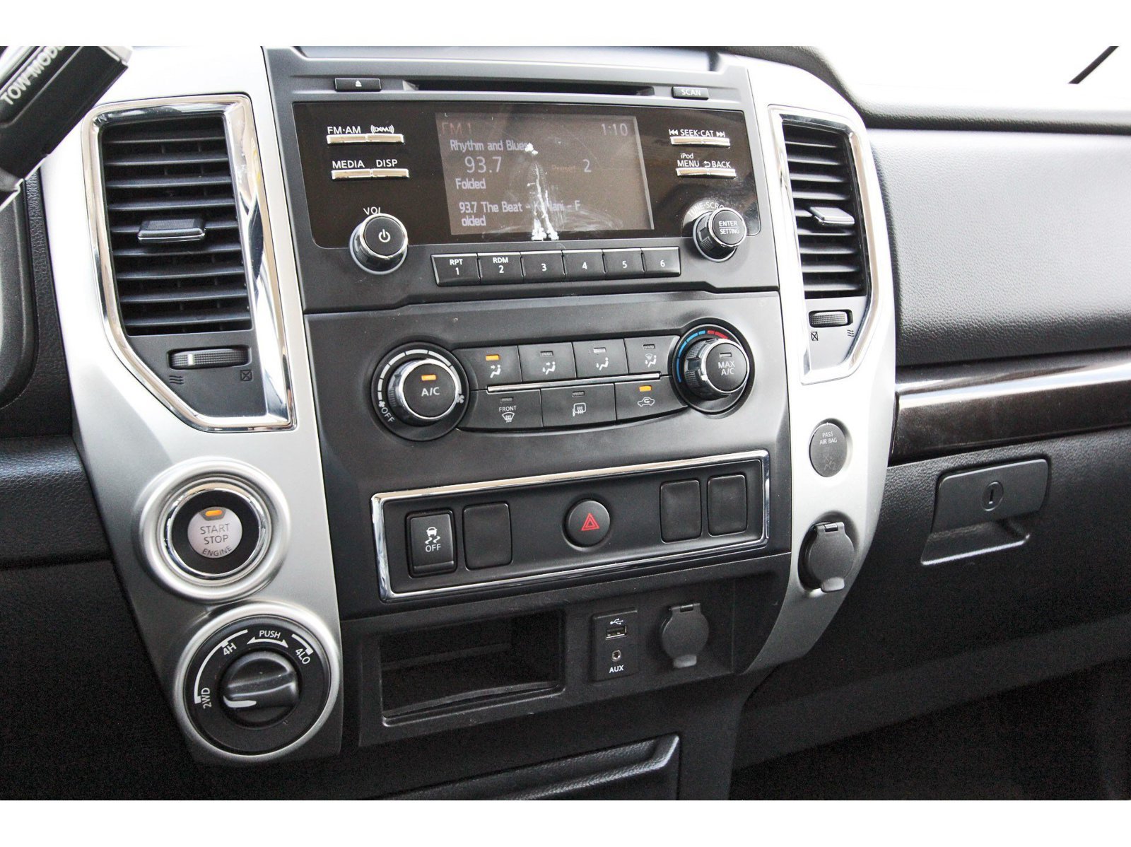 Used 2018 Nissan Titan SV AWD/4WD image 29
