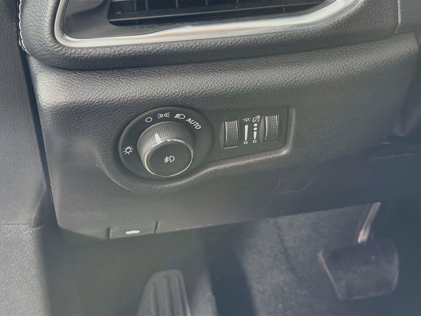 Used 2025 Chrysler Pacifica Limited FWD image 17