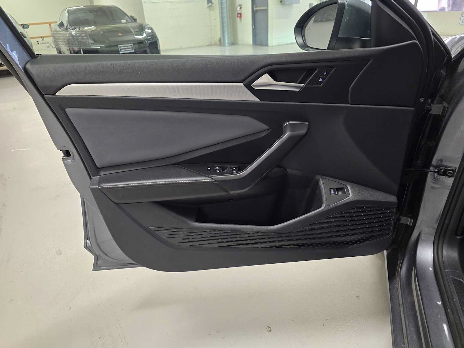 Used 2025 Volkswagen Jetta SE FWD image 18
