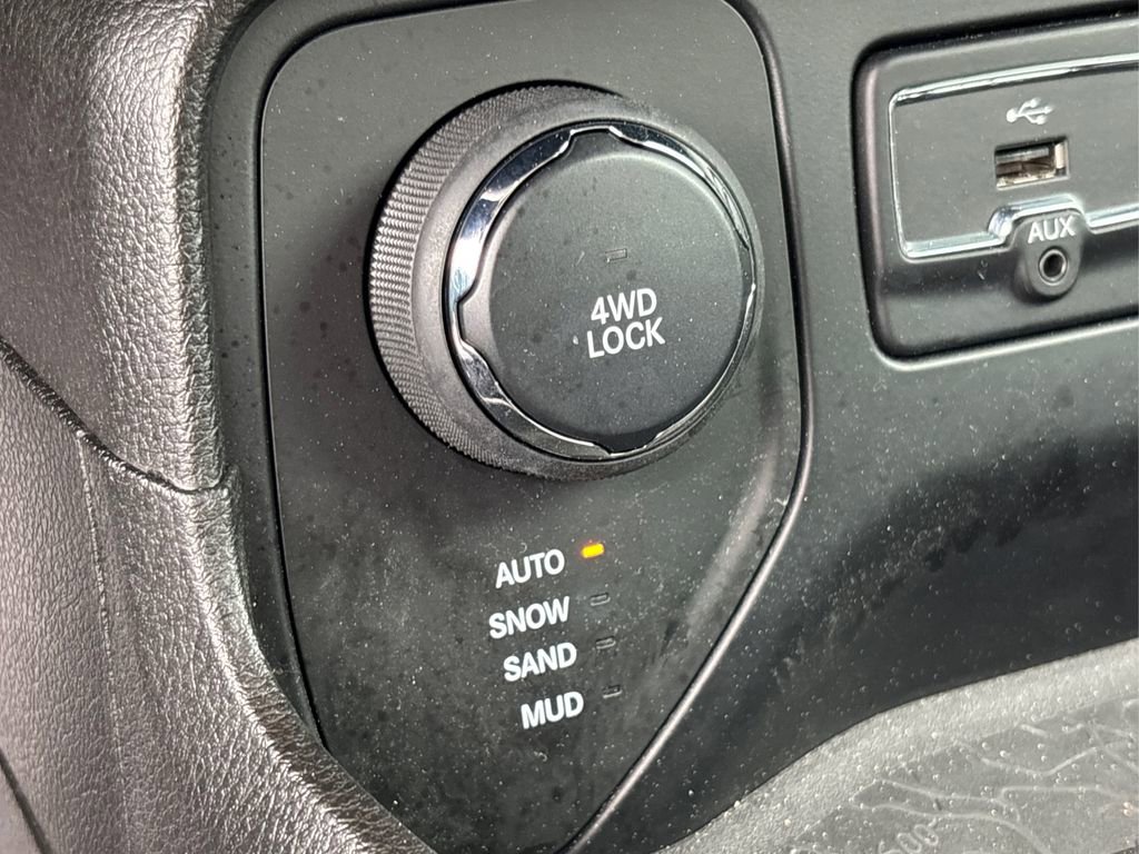 Used 2015 Jeep Renegade Latitude w/ Popular Equipment Group AWD/4WD image 32