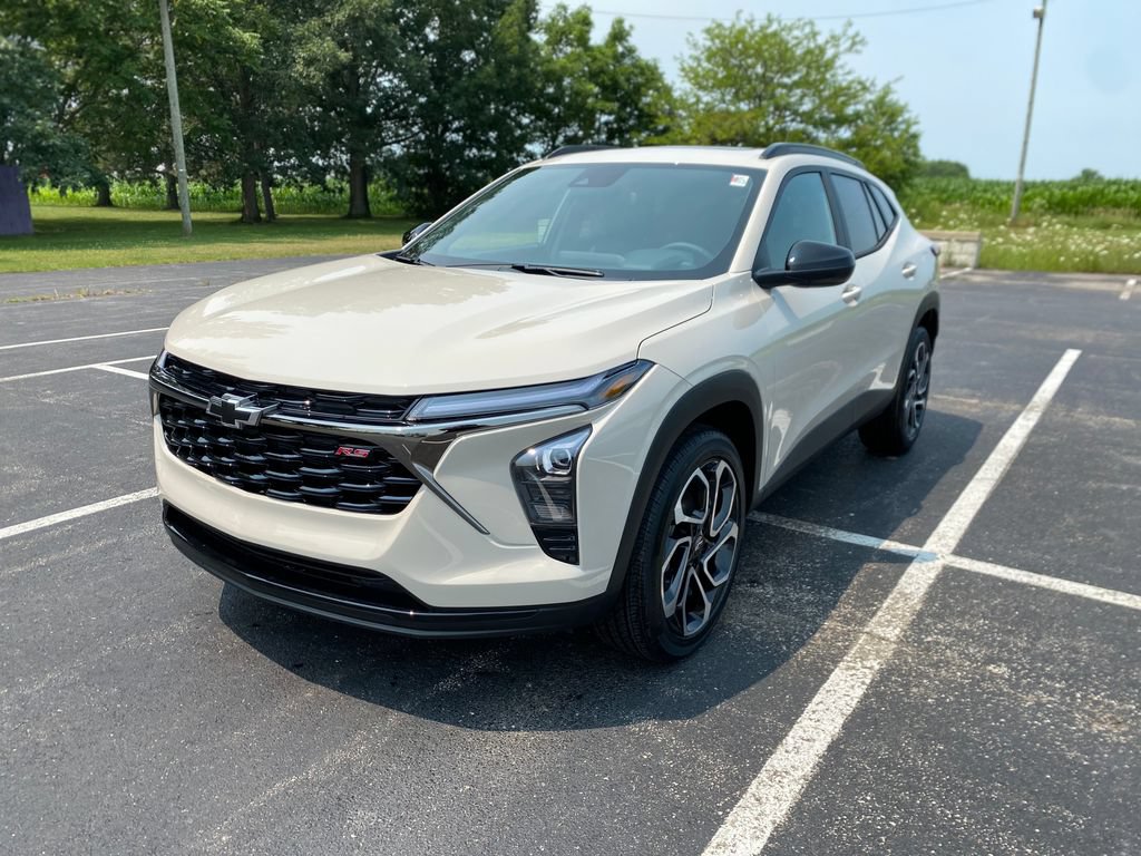 New 2026 Chevrolet Trax RS w/ Sunroof Package FWD image 3