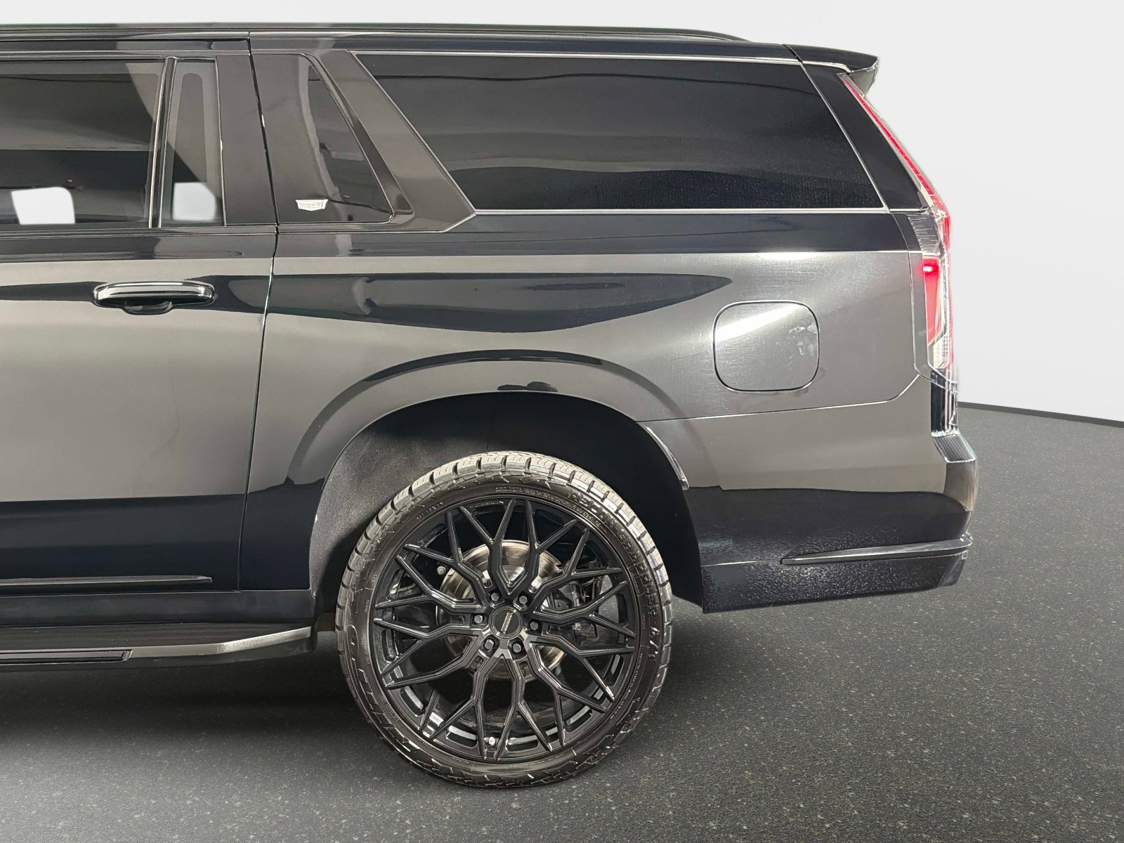 Used 2024 Cadillac Escalade ESV Luxury image 15