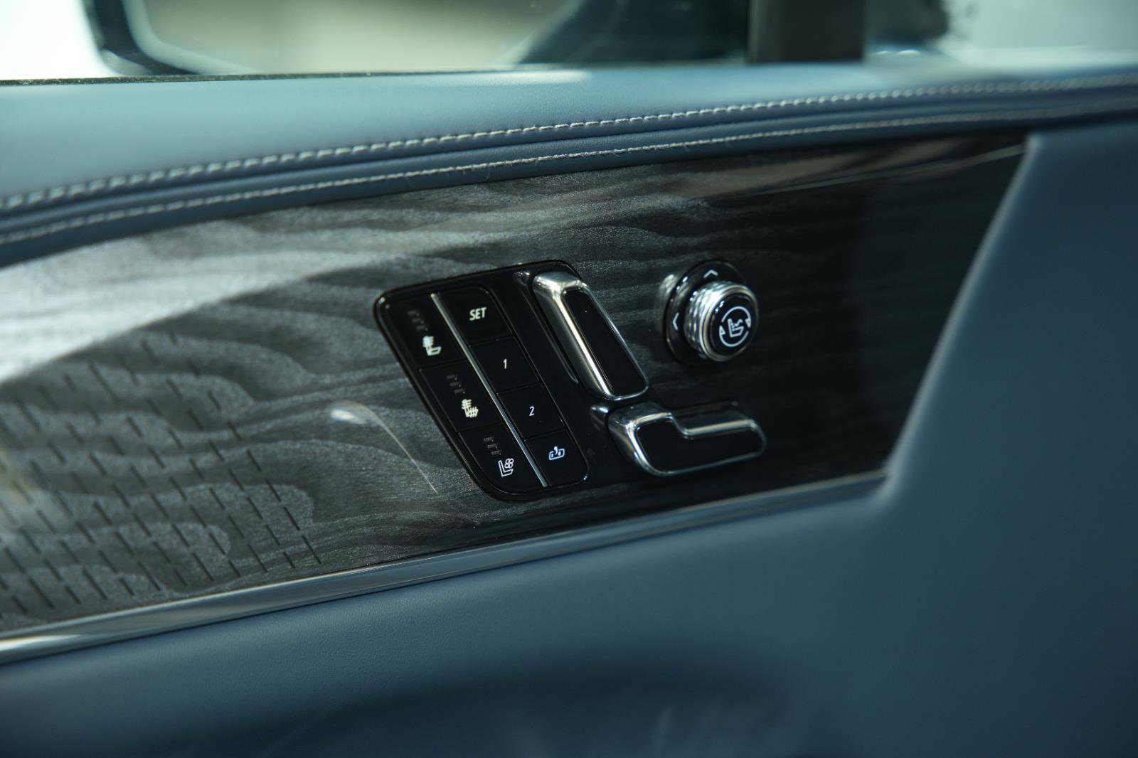 Used 2025 Cadillac Escalade IQ Luxury 2 w/ LPO, Premium Carpet Package image 24