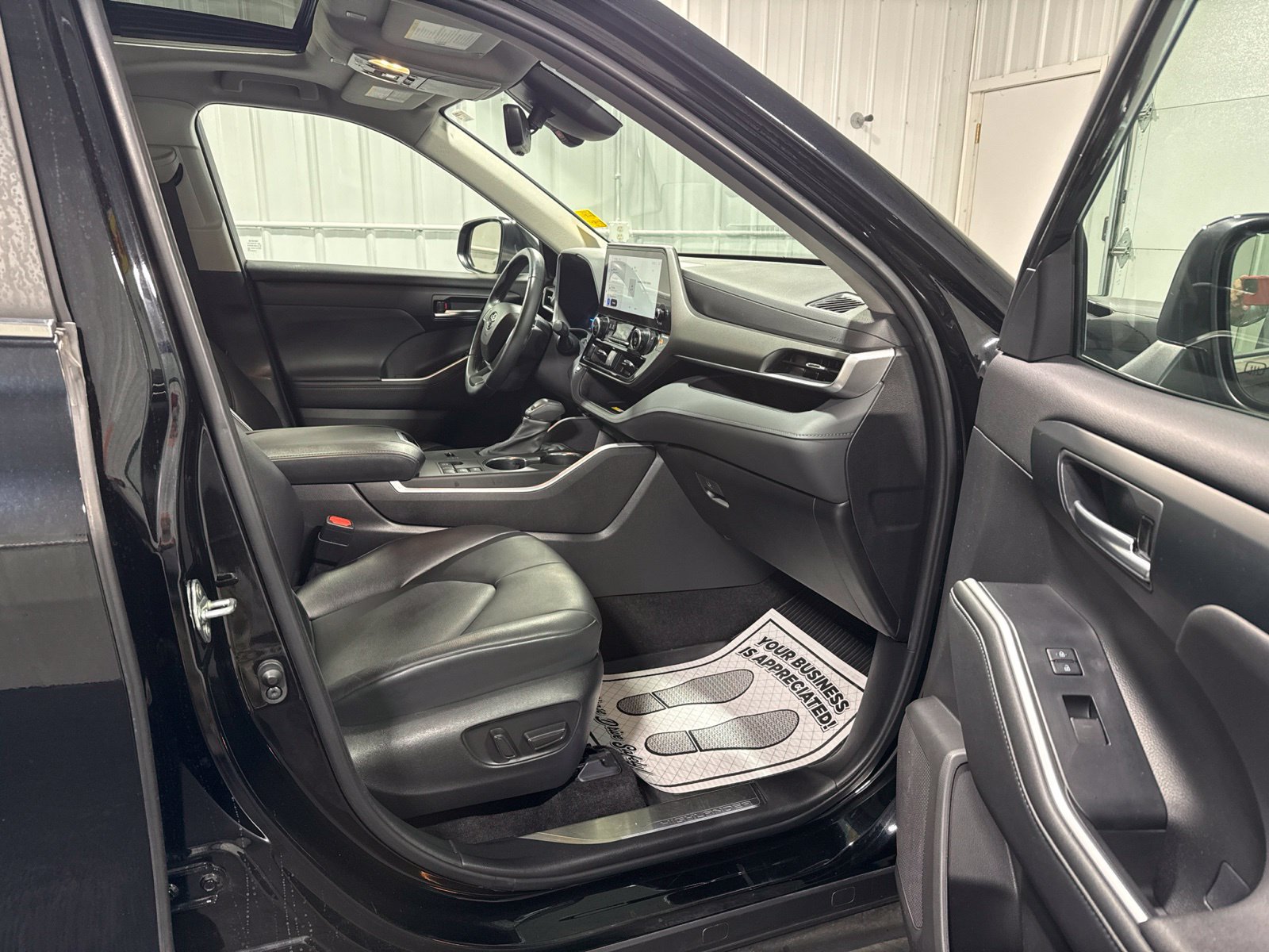 Used 2023 Toyota Highlander XLE w/ Protection Package #3 (TMS) AWD/4WD image 12