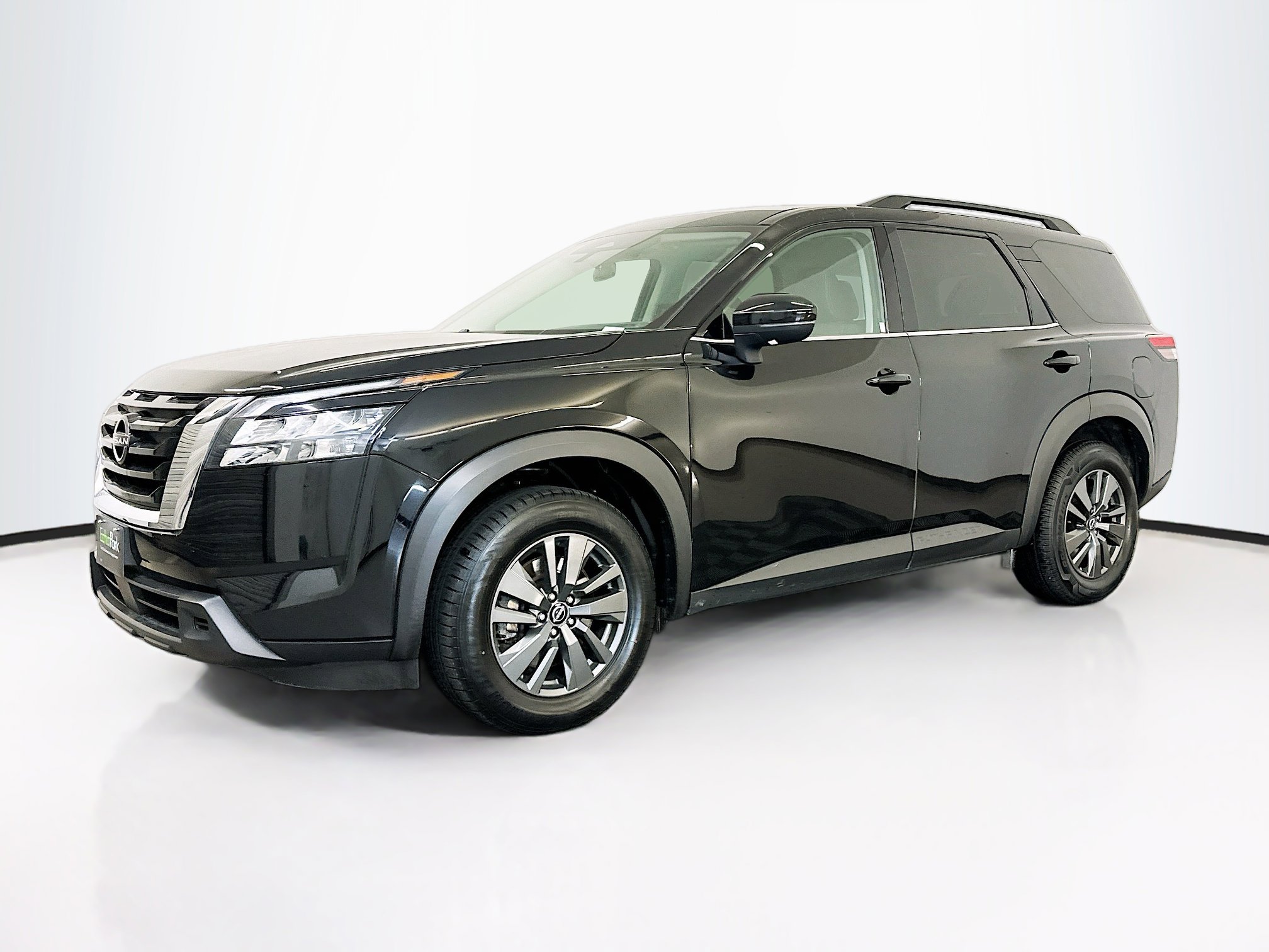 Used 2024 Nissan Pathfinder SV image 3