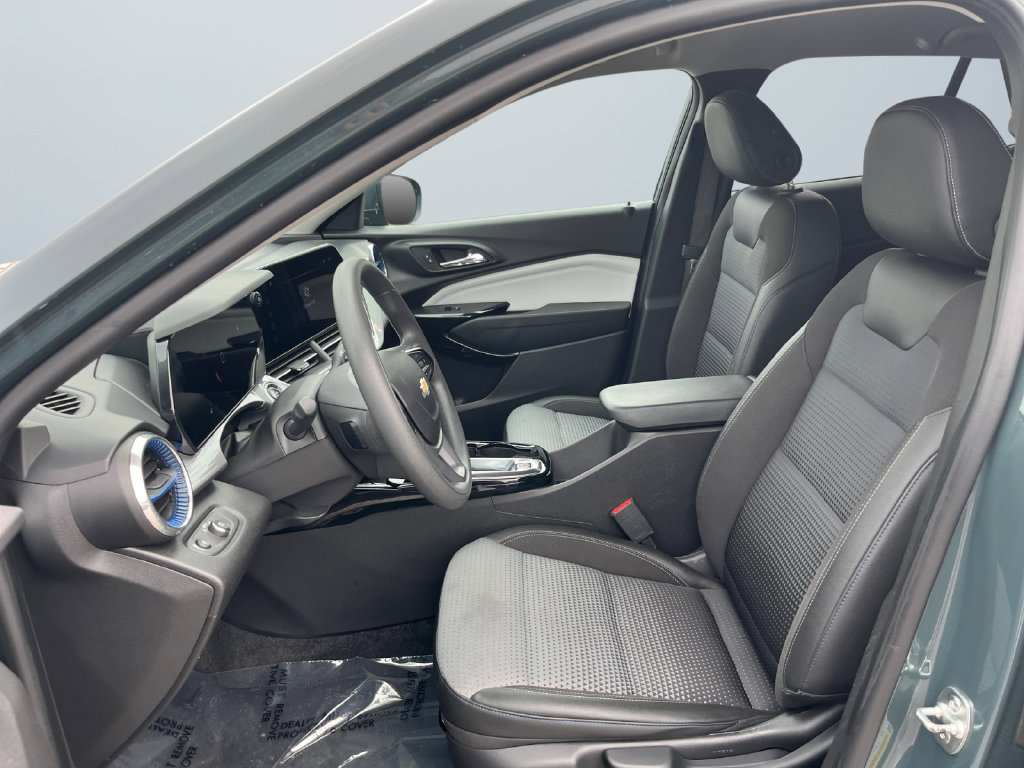 Used 2025 Chevrolet Trax LT FWD image 9