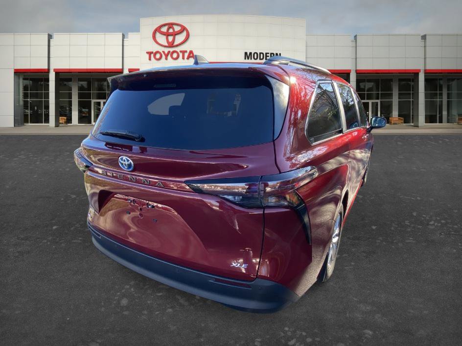 Certified 2025 Toyota Sienna XLE image 5
